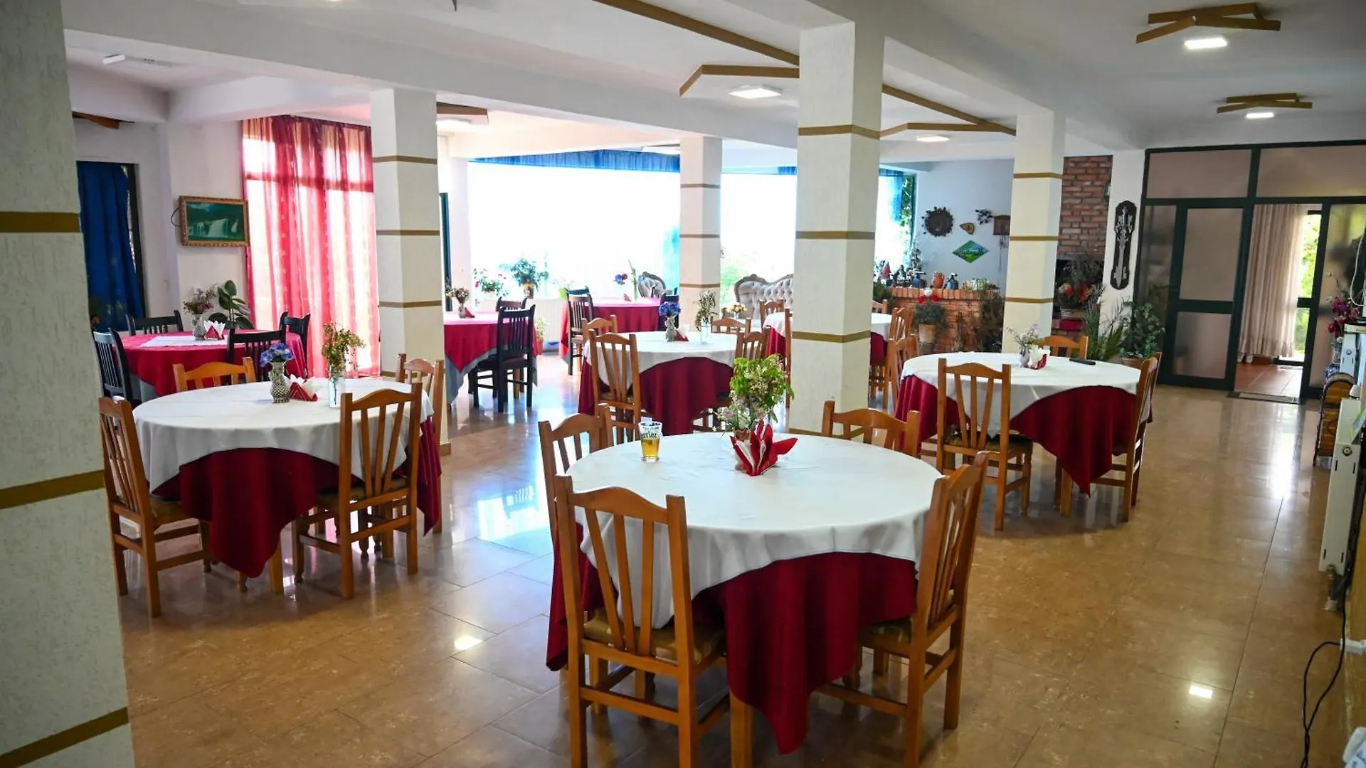 Joni Restaurant Hotel Buçimas Albánia