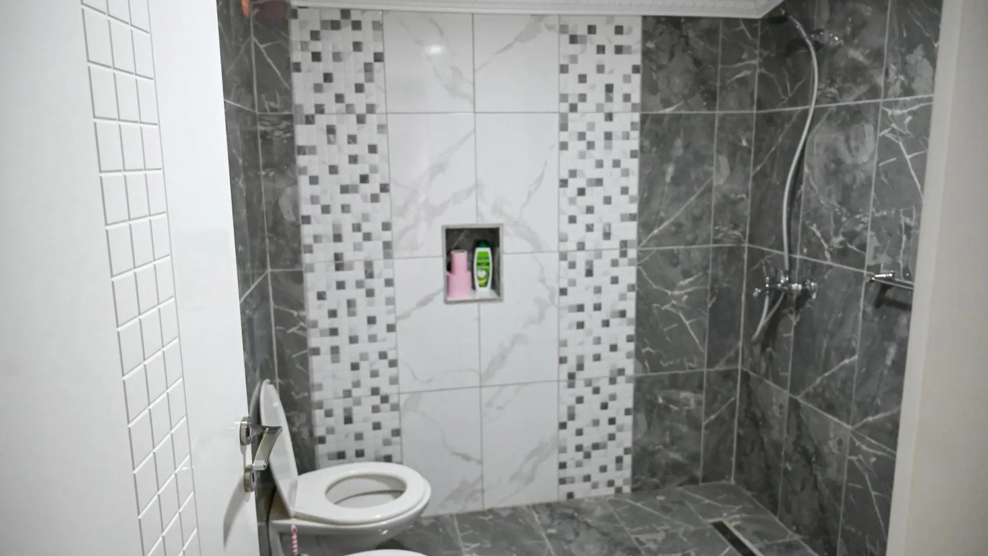 Joni Restaurant Hotel Buçimas Albánia